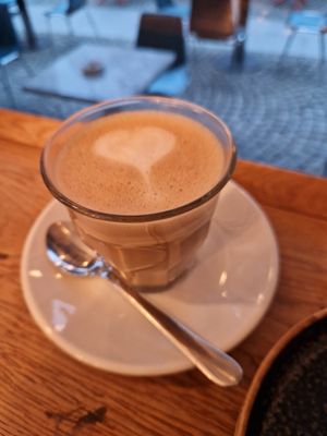 Kaffee Latte mit Hafermilch at KARACHO in Aschaffenburg