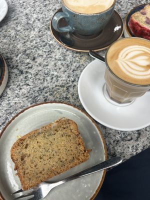 Zitronen Mohn Kuchen und Hafer Latte   at KARACHO in Aschaffenburg