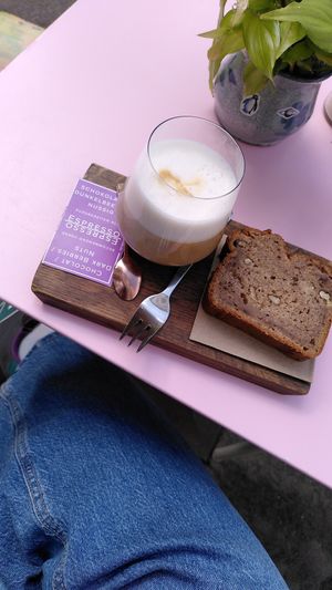 Iced Latte mit Hafermilch und Bananenbrot, Schild ist die Info zur Röstung at Onoma in Flensburg