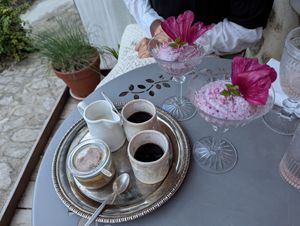 Wild-Heidelbeeren Dessert mit Chicorée Kaffee at Le Papillon in Castellet