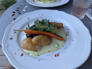 Hauptgericht mit Cashew-Sauce Hollandaise at Le Papillon in Castellet