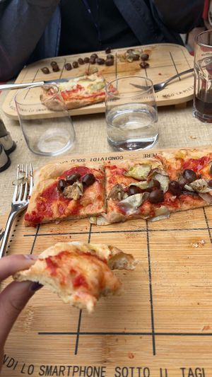 Marinara pizza with olives and artichoke  at La Fontana Bellagio dei F.lli Patroni in Bellagio
