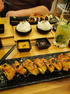 Vorne die Crispy Vegan Roll und hinten Plantlove Roll - Dazwischen Reis at Bome in Vechta