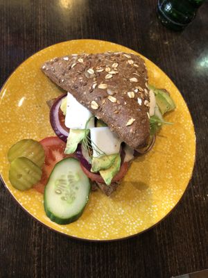Sandwich with avocado, tomatoes, red onions and vegan feta  at Ome Jeu in Roermond