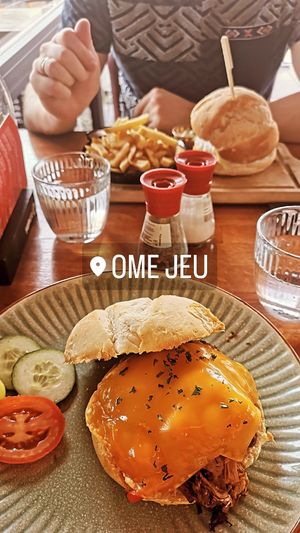 Broodje jackfruit en plant based burger at Ome Jeu in Roermond
