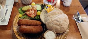 Knolselderij kroketten met brood at Ome Jeu in Roermond