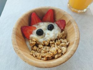 Iogurte vegan com granola e fruta at Turquesa in Setubal