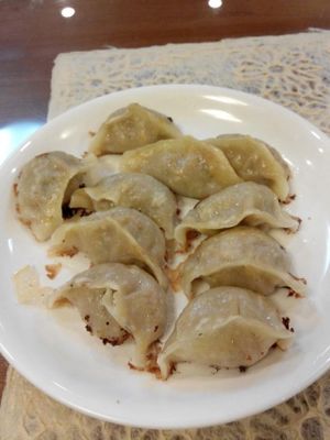 A big plate of pot-stickers (gyoza) for 5000W. The filling is a mix of mock meat and vegetables. Very tasty with a good texture and crispy one side. at Di Shuei Restaurant in Seoul