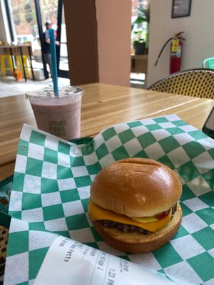 Strawberries & Cream / Eleburger at elephant+vine in Chicago