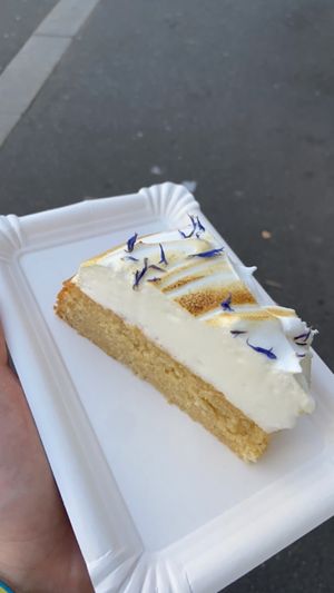 Zitronen-Olivenöl kuchen🤪  at Café Kœr in Wurzburg