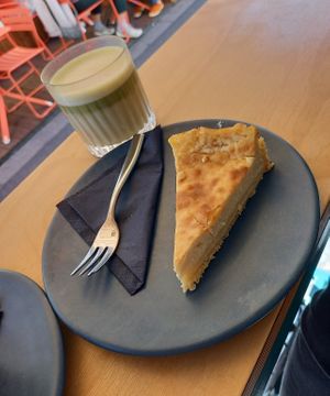 Veganer Käsekuchen und Matcha Latte mit Hafermilch at Café Kœr in Wurzburg