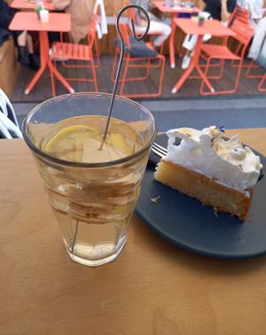 Frischer Ingwertee mit Zitrone at Café Kœr in Wurzburg