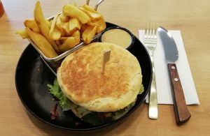 Pulled Beef Burger (vegan) mit Pommes und Tahini Dip at Pans Kitchen in Hildesheim