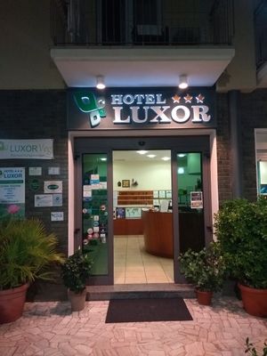 The entrance at Hotel Luxor in Bellaria-igea Marina