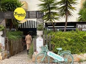 Front entrance at Pastelaria Bonjour in Cascais