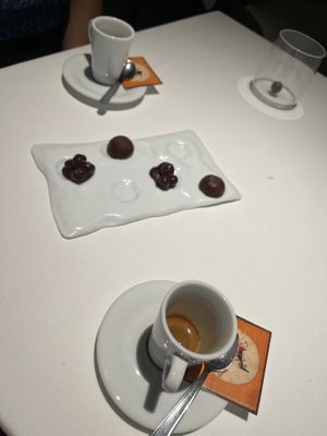 Assaggio di pasticceria con caffè   at Hostaria L'Arca in Alba Adriatica