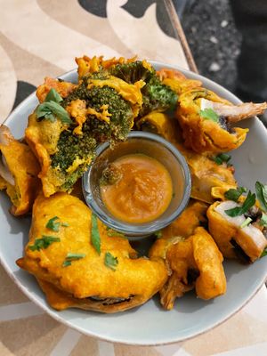 Vegetables in chickpea tempura at Da Prata 52 in Lisbon