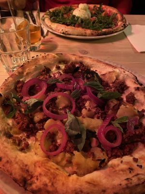 Pizza Mathilde im Vordergrund   at Mother in Copenhagen