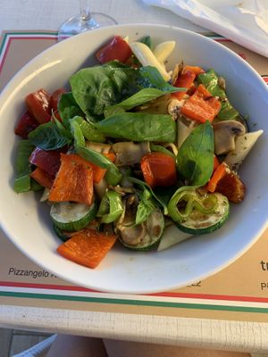 Nudeln mit Zucchini, Paprika und Basilikum   at Pizzangelo in Mallorca