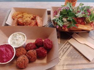 Curryvurst oben links, falafel unten links und attila (fries mit Guacamole) at FritzMitte in Weimar