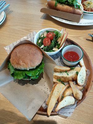 Burger plate at Five Seventh - 칠분의 오  in Jeju