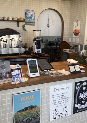 Counter & Kitchen entrance   at Five Seventh - 칠분의 오  in Jeju