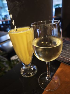 Mango lassi and white wine at Indian Taj Tandoori Restaurant & Bar in Mallorca