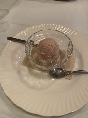 Vegan strawberry ice cream at Mominoki House in Tokyo