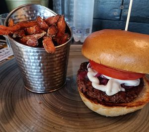Smile Burger (with Heura Burger) and sweet potatoes at Hamerica's - Gozzi in Padua