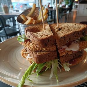 Vegan Crispy Club con pane in cassetta, cotoletta veg, insalata, pomodoro, cipolla caramellata e maionese vegana at Hamerica's - Gozzi in Padua