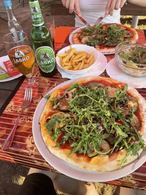 Zwei Pizzen mit Gemüse (ohne Käse), Pommes und Gemischten Salat  at Prego in Portoroz