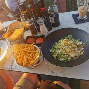 Salatmix mit Tofu und Avocado. Pommes und Onion Rings at Takamaka in Piran