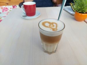 Latte mit Hafermilch at Café Menthe in Frankfurt