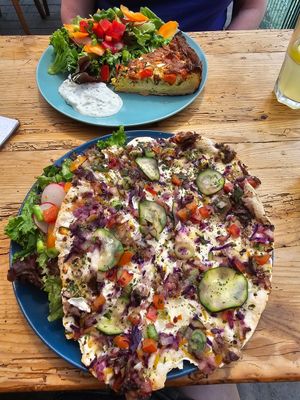 Gemüsequiche (vegetarisch) und Gemüse Flammkuchen (vegan) at Café Menthe in Frankfurt