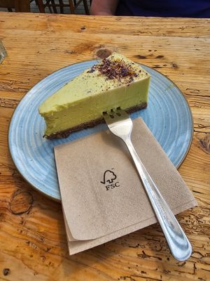 Limetten Avocado Kuchen (vegan) at Café Menthe in Frankfurt