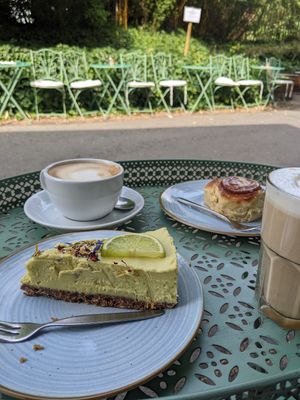vegan avocado cake at Café Menthe in Frankfurt