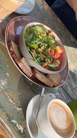 Hummus Bowl und Kaffee mit Hafermilch  at Café Menthe in Frankfurt