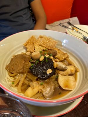 A Hoi An Specialty
Cao Läu 85
A variety of mushrooms & tofu simmered in vegetable broth with noodles & served with
a selection of fresh herbs.
 at Shamballa Vegetarian Bistro HoiAn in Hoi An