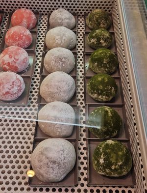 Fruita vermella, anko (azukis) i te macha (opció vegana), les tres classes de mochis vegans. at Niji Mochis in Barcelona