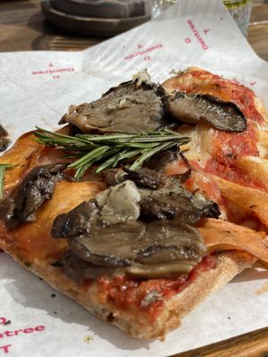 Letztes Stück Pinsa Vegiana Jons  at Daintree Pinsa Bar in Munich