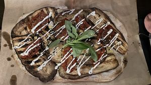 Pinsa mit Aubergine und getrockneten Tomaten   at Daintree Pinsa Bar in Munich