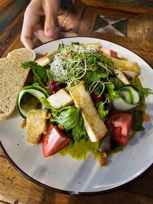 Vegan salad at Howme in La Paz