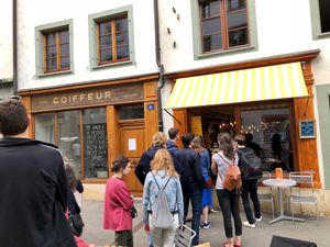 outside: cue on a sunny sunday afternoon at Acero - Eiscafé und Bistro in Basel