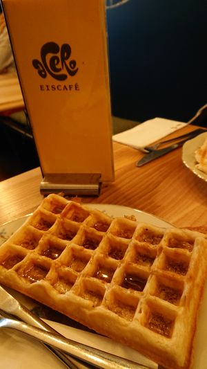 Waffel vegan mit Ahornsirup at Acero - Eiscafé und Bistro in Basel