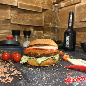 Gönn Dir unseren veganen Burger!

Ein hausgemachtes  Kichererbsenpatty im hausgemachten Broiche-Bun, belegt mit Salat, Tomate, Zwiebel und hausgemachter Burgersoße at Gönn Dir Bio in Weinsberg