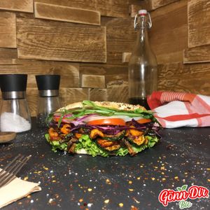 Gönn Dir Gemüse Pita!

hasugemachtes veganes Pita, mit Gemüse Mix (Zucchini, Karotte, Pilze, Paprika), Salat, Rotkraut, Tomate, Zwiebel, Rucola und einer hausgemachten veganen Soße at Gönn Dir Bio in Weinsberg