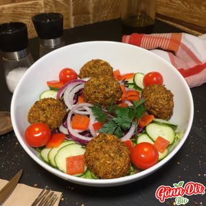 Gönn Dir unseren veganen Falafel Salat!

Hausgemachte vegane Falafel dazu Salat, Rotkraut, Tomate, Gurke, Zwiebel und ein hausgemachtes veganes Dressing: Balsamico oder French at Gönn Dir Bio in Weinsberg