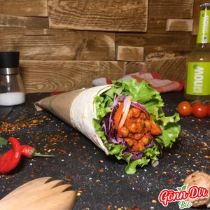 Gönn Dir veganen Kichererbsen Wrap. Hausgemachter veganer Wrap belegt mit hausgemachten Kichererbsen, Salat, Rotkraut, Tomate, Zwiebel, Rucola und einer hausgemachten Soße at Gönn Dir Bio in Weinsberg