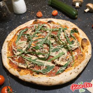 Gönn Dir vegane Pizza Rucola! Hausgemachter 24 Stunden Teig belegt mit hausgemachter Tomatensoße frischen Pilzen und frischem Rucola. Als Topping Mandelmus at Gönn Dir Bio in Weinsberg