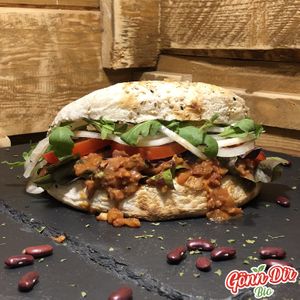 Gönn Dir unseren veganen Chili Sin Carne Pita hausgemachtes veganes Pita belegt mit Sin Carne, dazu knackiger Salat, Tomate, Rotkraut, Zwiebel, Rucola und einer Haussoße. at Gönn Dir Bio in Weinsberg